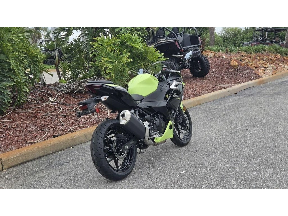 2026 Kawasaki Ninja® 500 Abs Metallic Yellowish Green/ebony