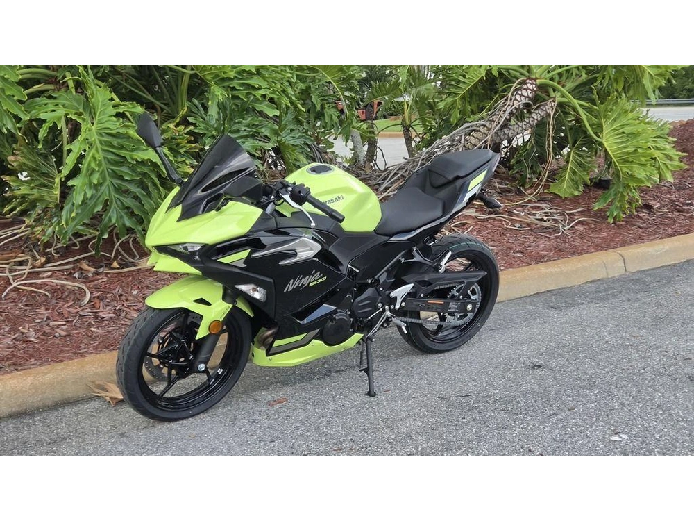 2026 Kawasaki Ninja® 500 Abs Metallic Yellowish Green/ebony