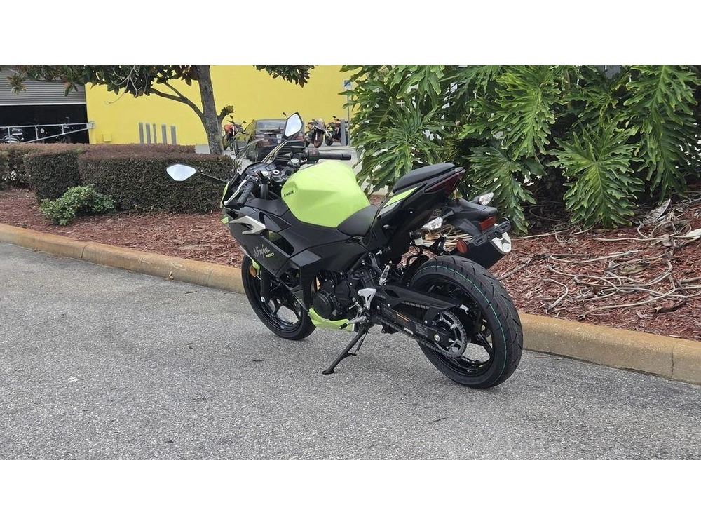 2026 Kawasaki Ninja® 500 Abs Metallic Yellowish Green/ebony