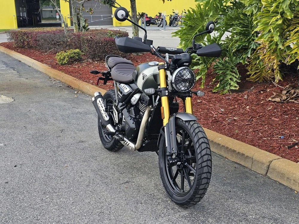 2026 Triumph Scrambler 400 X Matte Khaki Green/matte Fusion White
