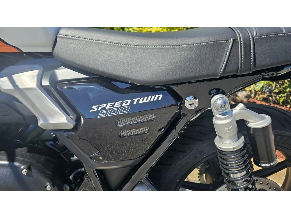 2026 Triumph Speed Twin 900 Pure White/maui Blue/tangerine Orange