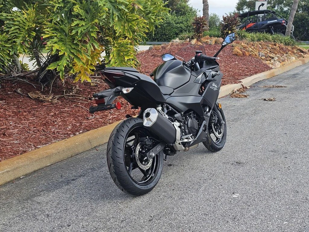 2026 Kawasaki Ninja® 500 Metallic Flat Spark Black