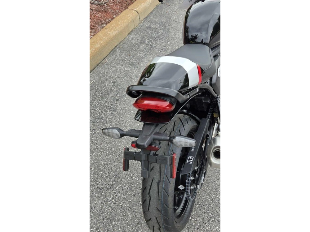 2026 Triumph Thruxton 400 Phantom Black / Aluminium Silver