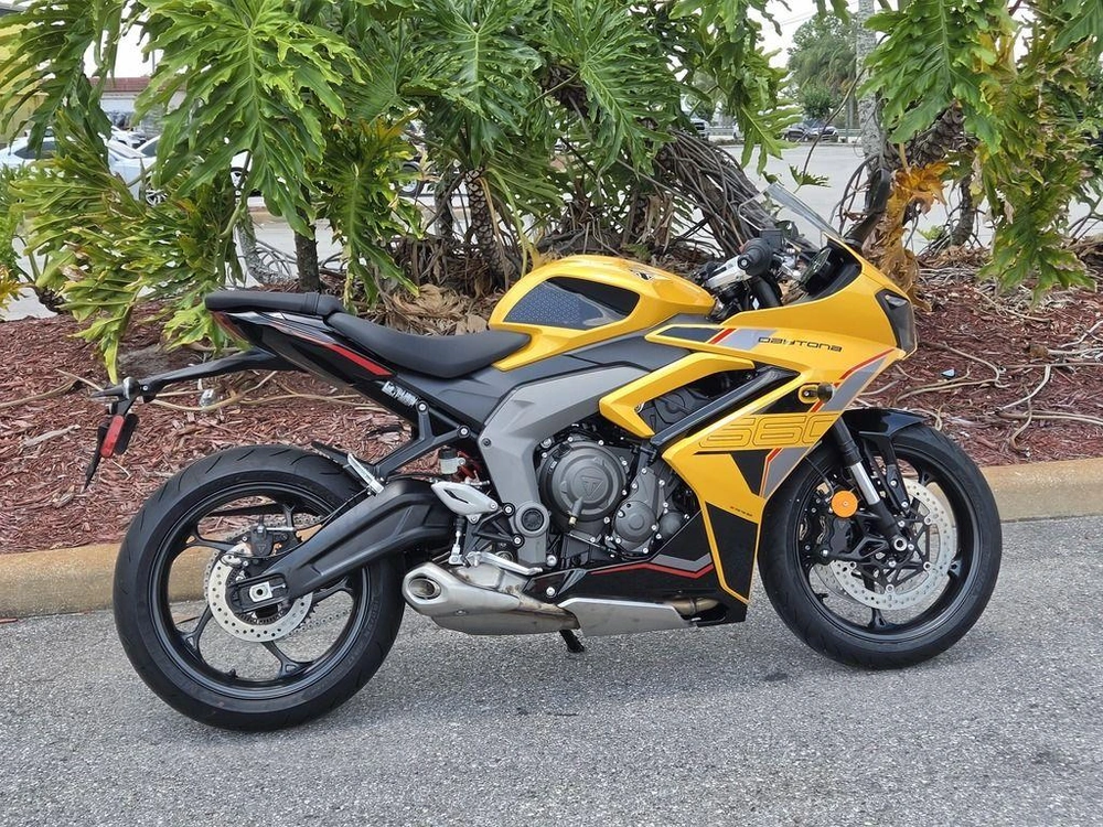 2026 Triumph Daytona 660 Cosmic Yellow / Sapphire Black