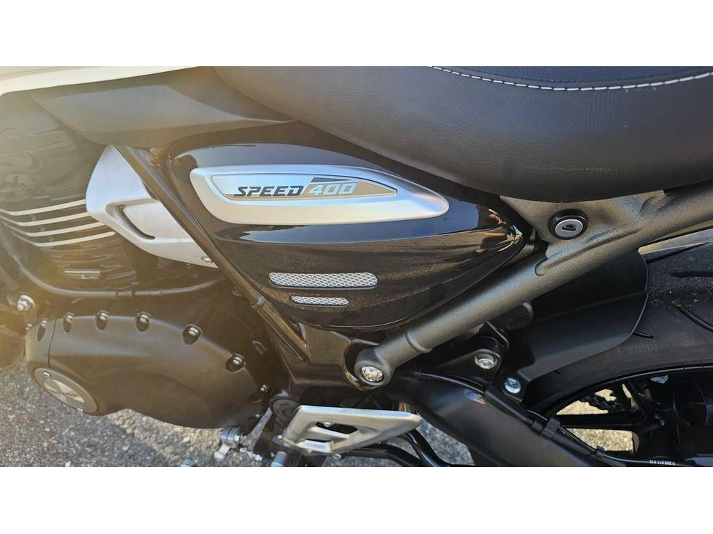 2026 Triumph Speed 400 Pearl Metallic White/phantom Black