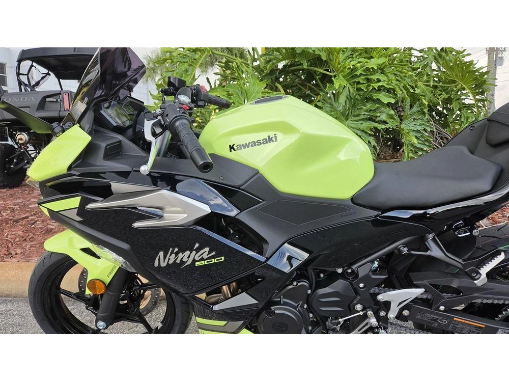 2026 Kawasaki Ninja® 500 Abs Metallic Yellowish Green/ebony