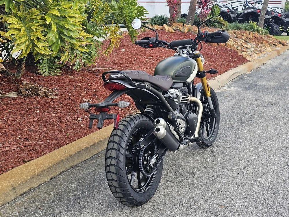 2026 Triumph Scrambler 400 X Matte Khaki Green/matte Fusion White
