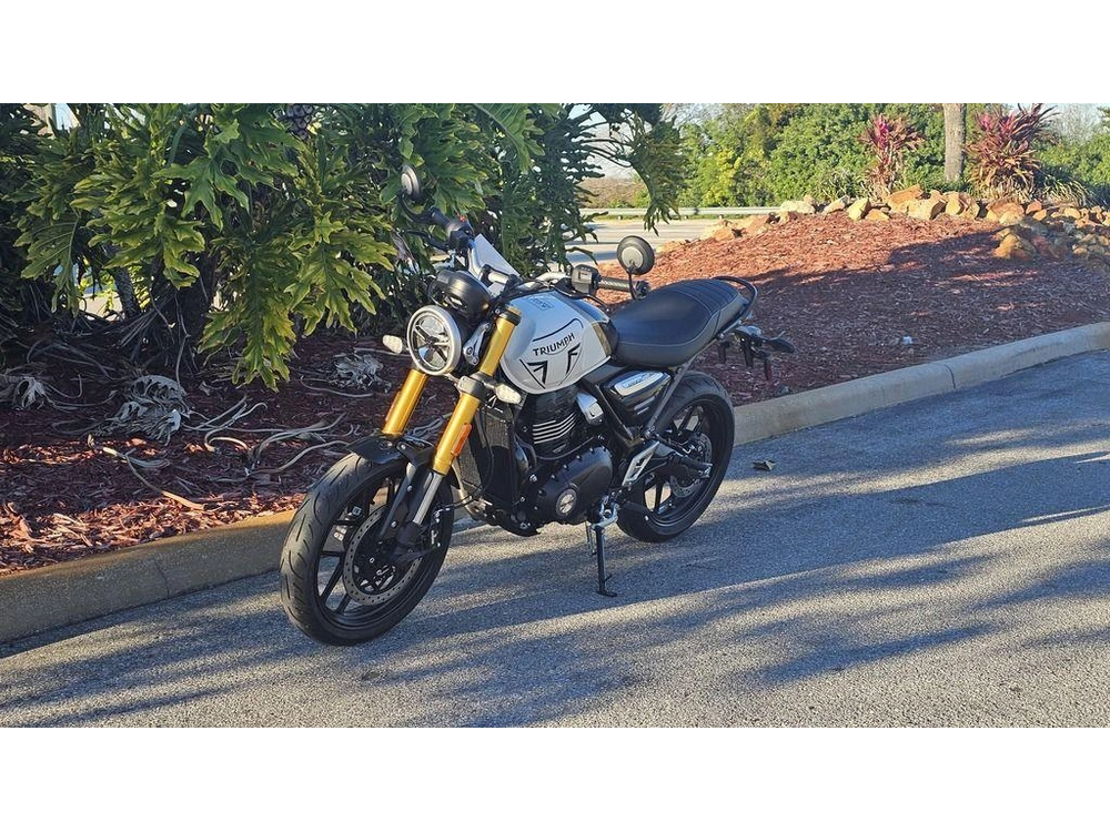 2026 Triumph Speed 400 Pearl Metallic White/phantom Black