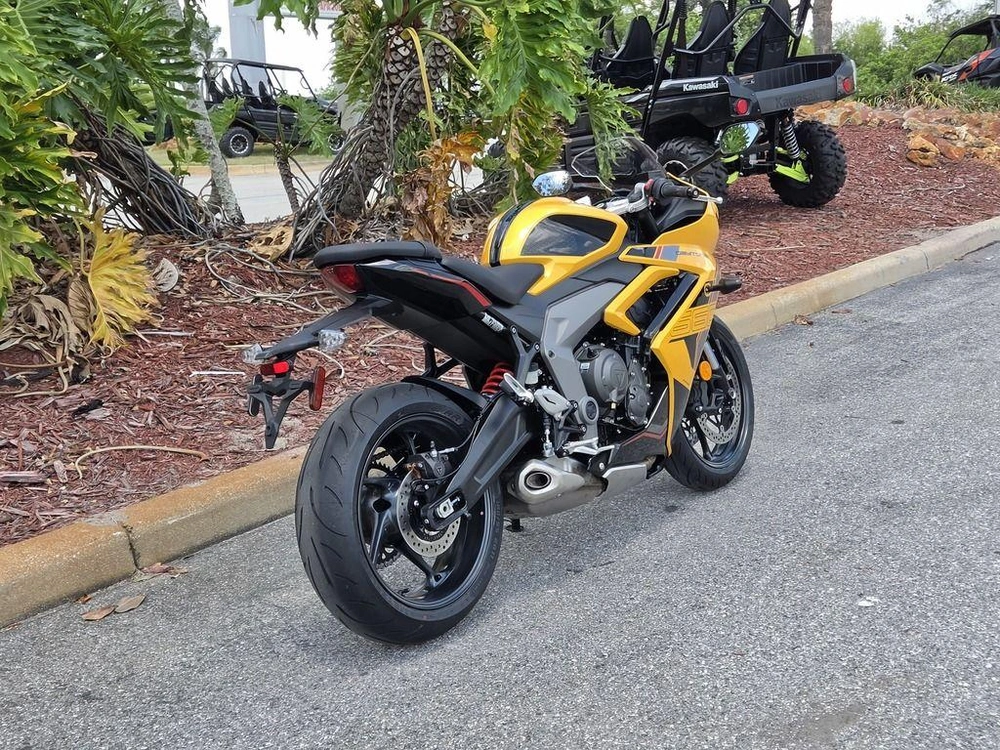 2026 Triumph Daytona 660 Cosmic Yellow / Sapphire Black