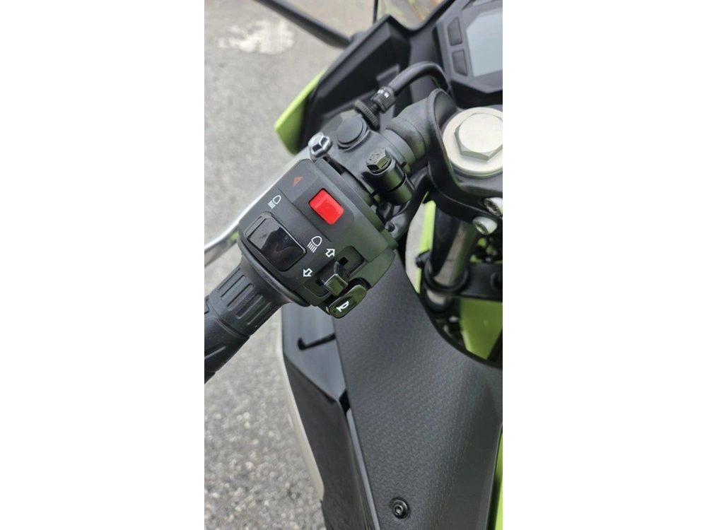 2026 Kawasaki Ninja® 500 Abs Metallic Yellowish Green/ebony