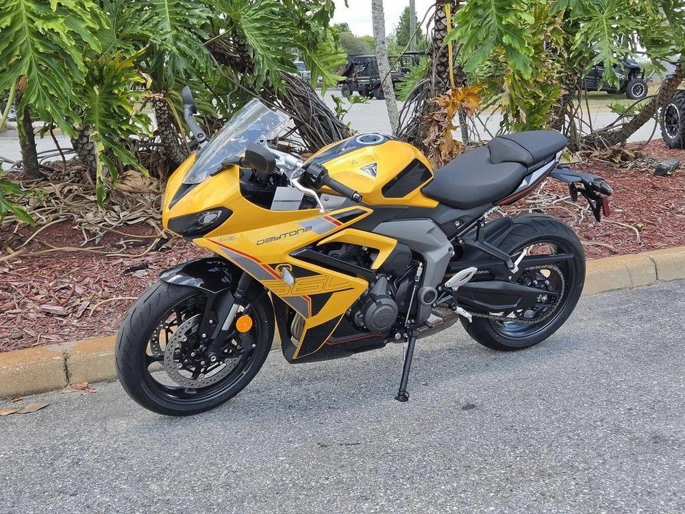 2026 Triumph Daytona 660 Cosmic Yellow / Sapphire Black