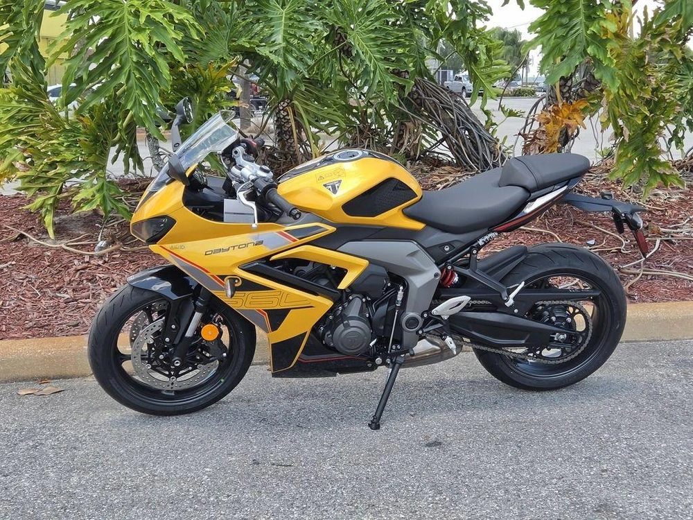 2026 Triumph Daytona 660 Cosmic Yellow / Sapphire Black