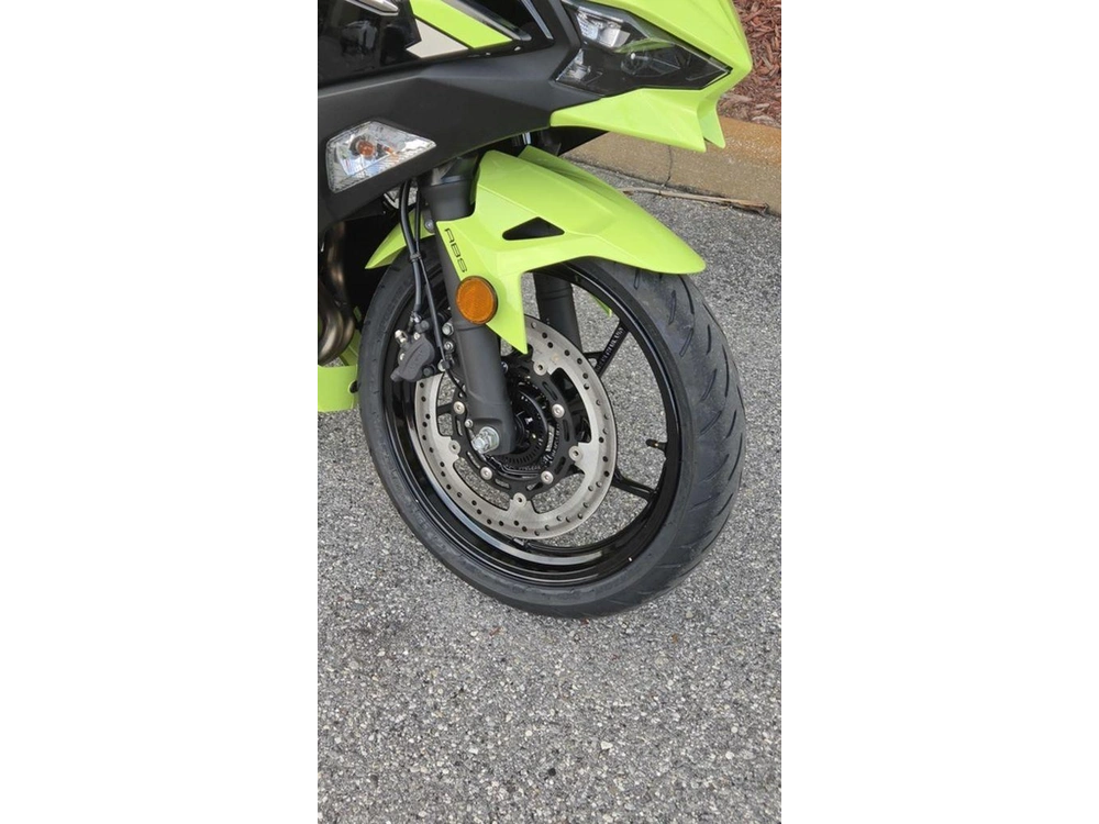 2026 Kawasaki Ninja® 500 Abs Metallic Yellowish Green/ebony