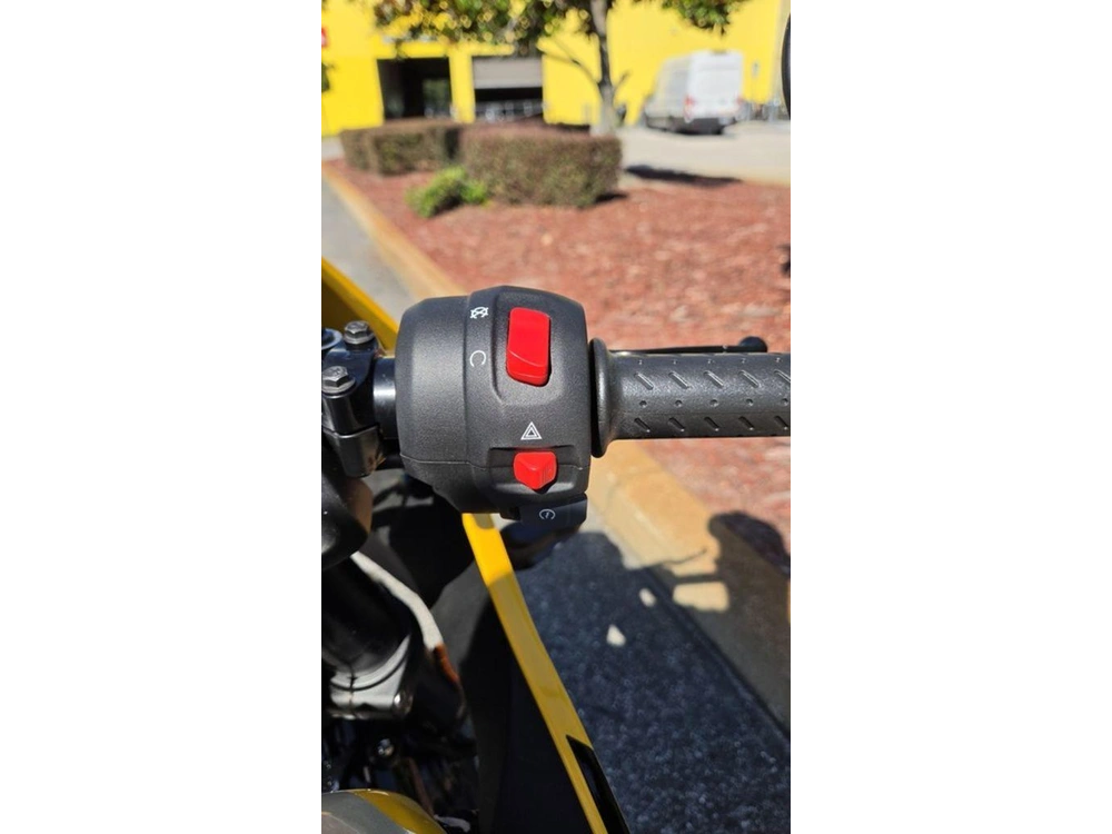 2026 Triumph Thruxton 400 Metallic Racing Yellow / Aluminium Silver