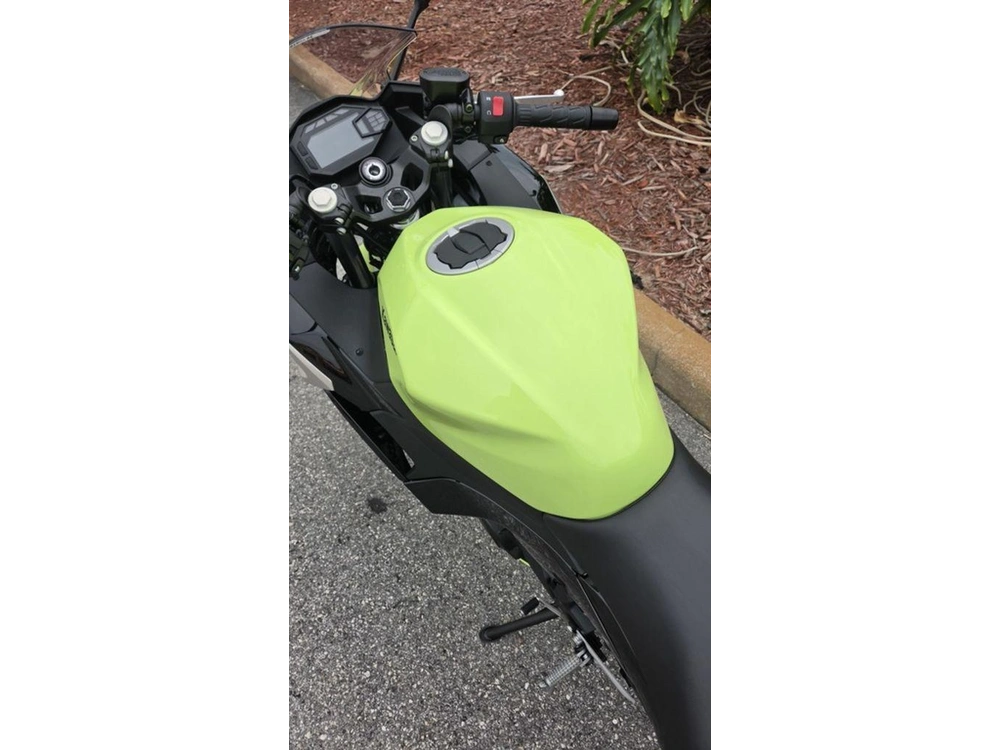 2026 Kawasaki Ninja® 500 Abs Metallic Yellowish Green/ebony