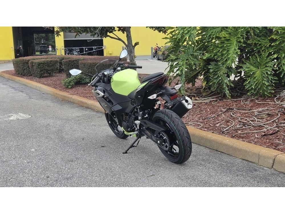 2026 Kawasaki Ninja® 500 Abs Metallic Yellowish Green/ebony