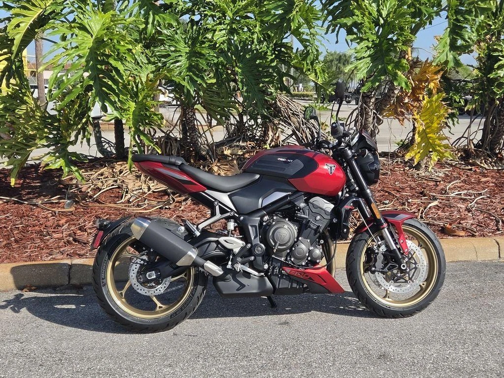 2026 Triumph Trident 800 Carnival Red
