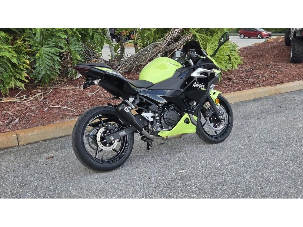 2026 Kawasaki Ninja® 500 Abs Metallic Yellowish Green/ebony