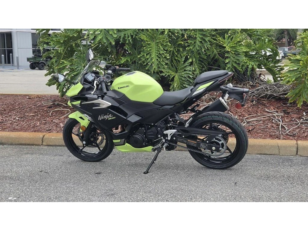 2026 Kawasaki Ninja® 500 Abs Metallic Yellowish Green/ebony