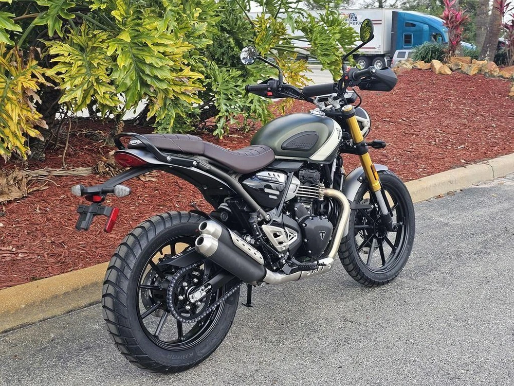 2026 Triumph Scrambler 400 X Matte Khaki Green/matte Fusion White