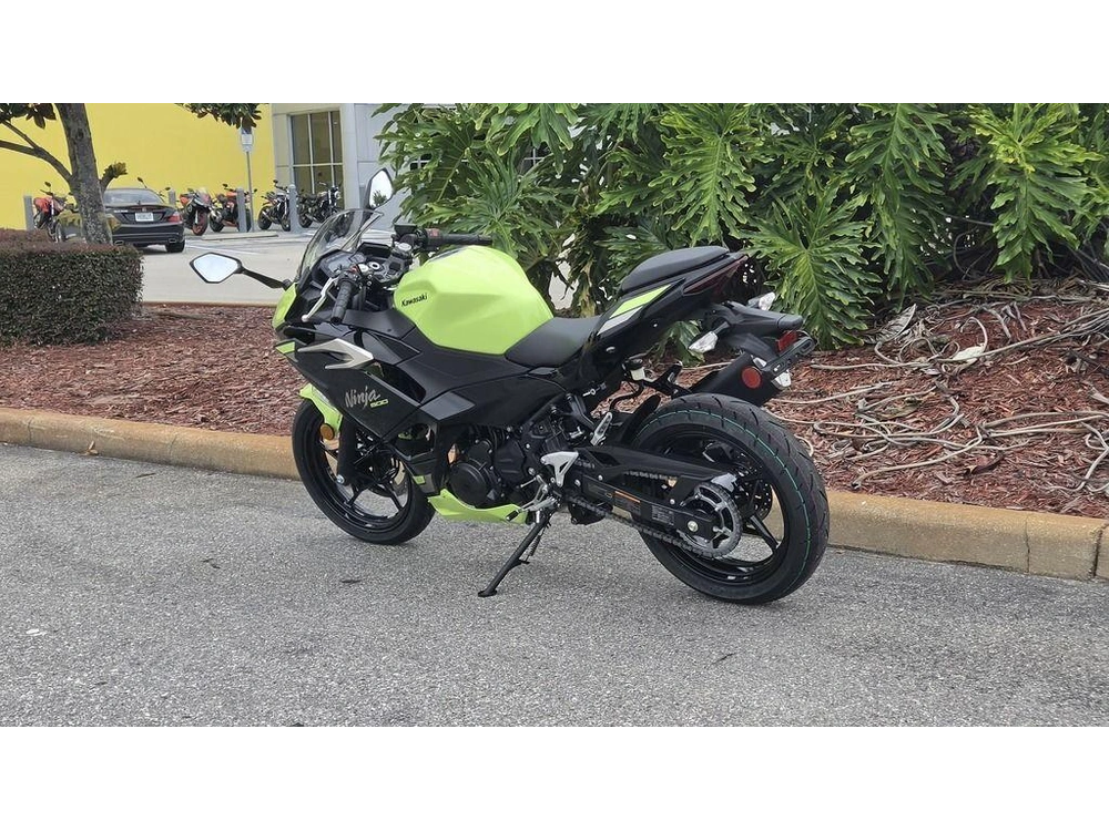 2026 Kawasaki Ninja® 500 Abs Metallic Yellowish Green/ebony