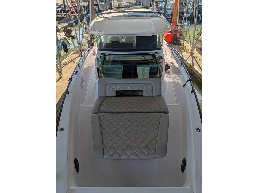 2022 Axopar 37 Cross Cabin Cross Cabin alt