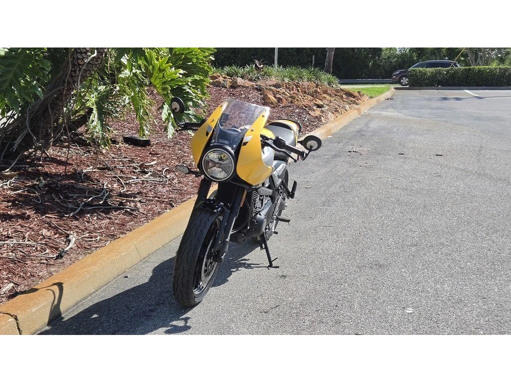 2026 Triumph Thruxton 400 Metallic Racing Yellow / Aluminium Silver