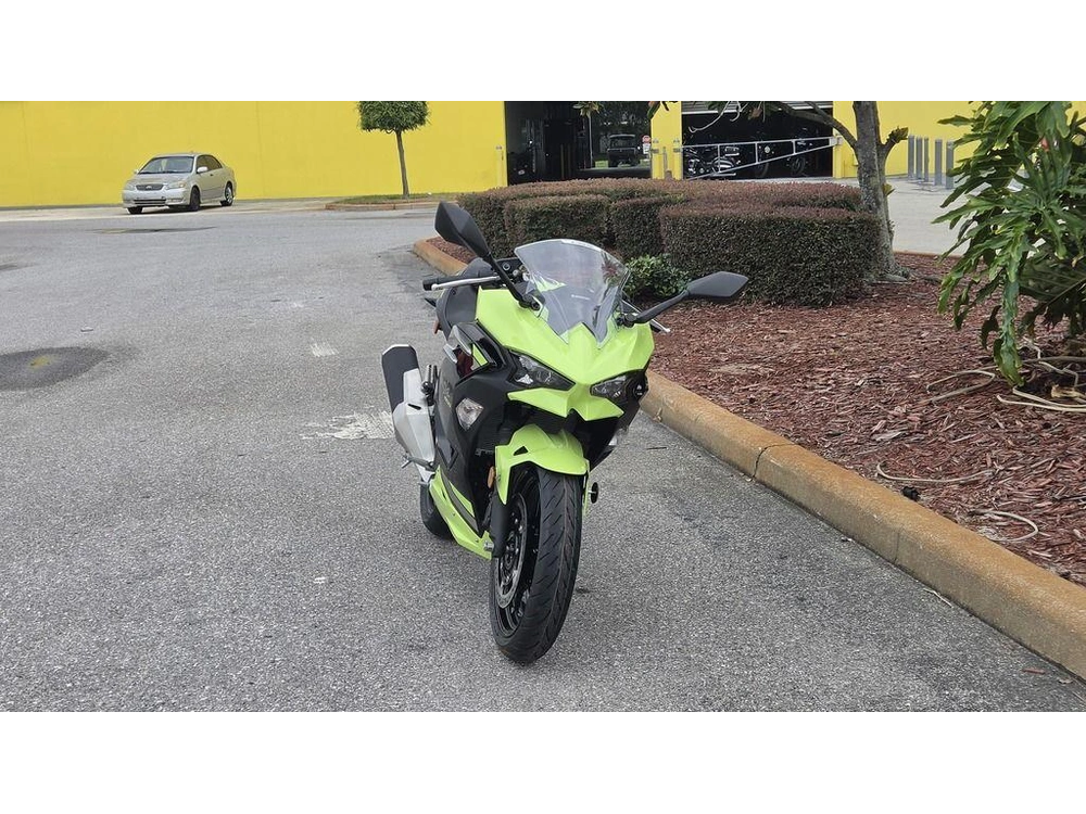 2026 Kawasaki Ninja® 500 Abs Metallic Yellowish Green/ebony