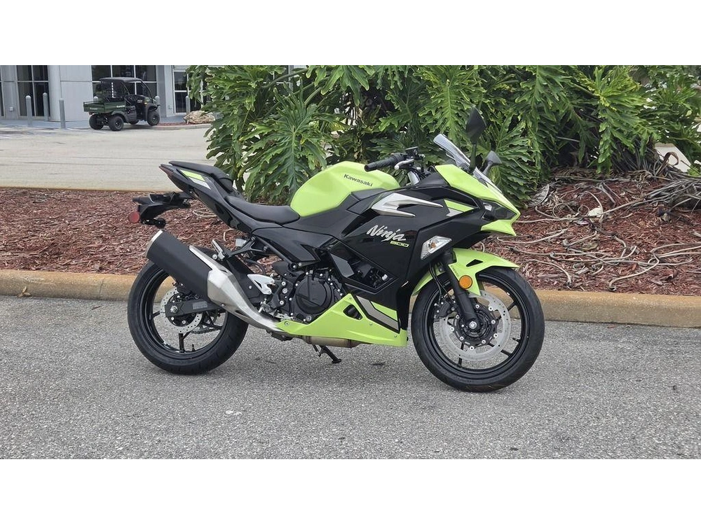 2026 Kawasaki Ninja® 500 Abs Metallic Yellowish Green/ebony
