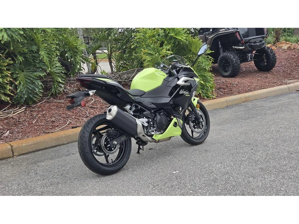 2026 Kawasaki Ninja® 500 Abs Metallic Yellowish Green/ebony