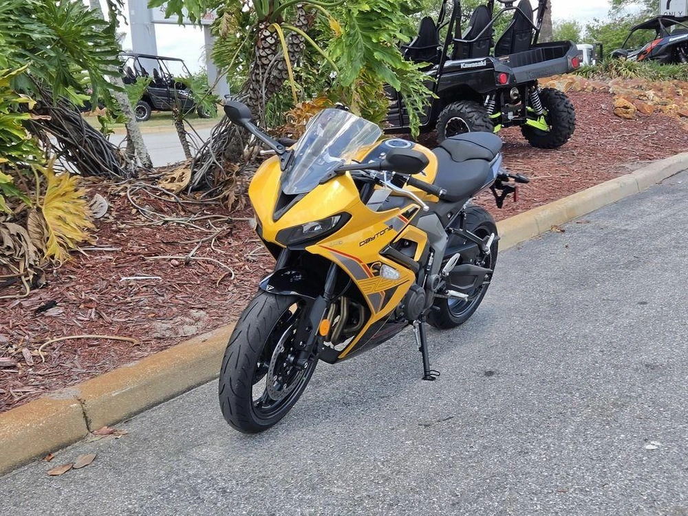 2026 Triumph Daytona 660 Cosmic Yellow / Sapphire Black