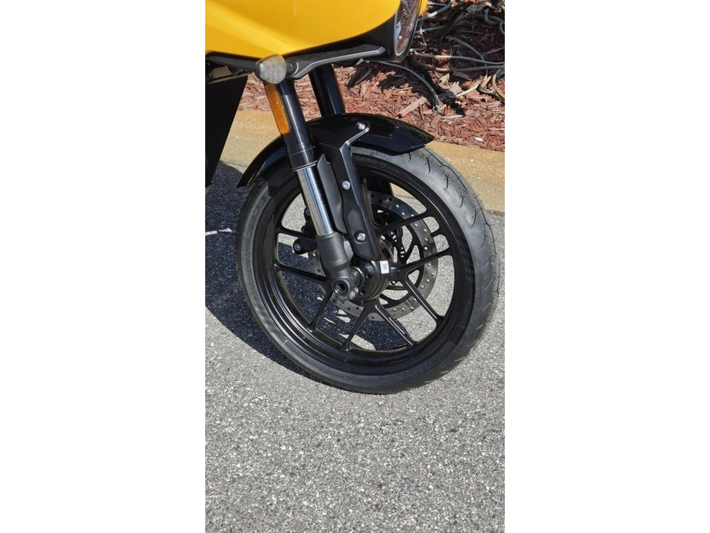 2026 Triumph Thruxton 400 Metallic Racing Yellow / Aluminium Silver