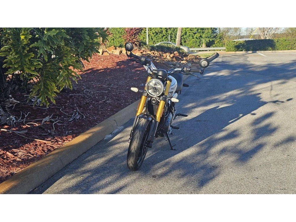 2026 Triumph Speed 400 Pearl Metallic White/phantom Black