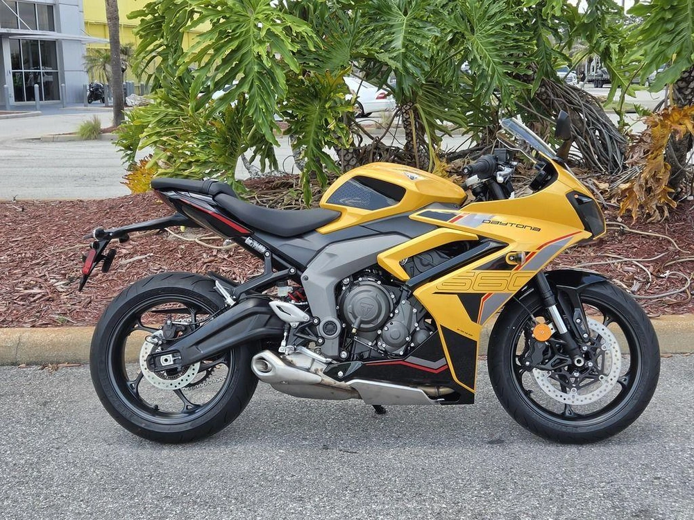 2026 Triumph Daytona 660 Cosmic Yellow / Sapphire Black