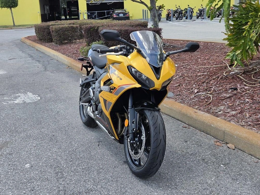 2026 Triumph Daytona 660 Cosmic Yellow / Sapphire Black