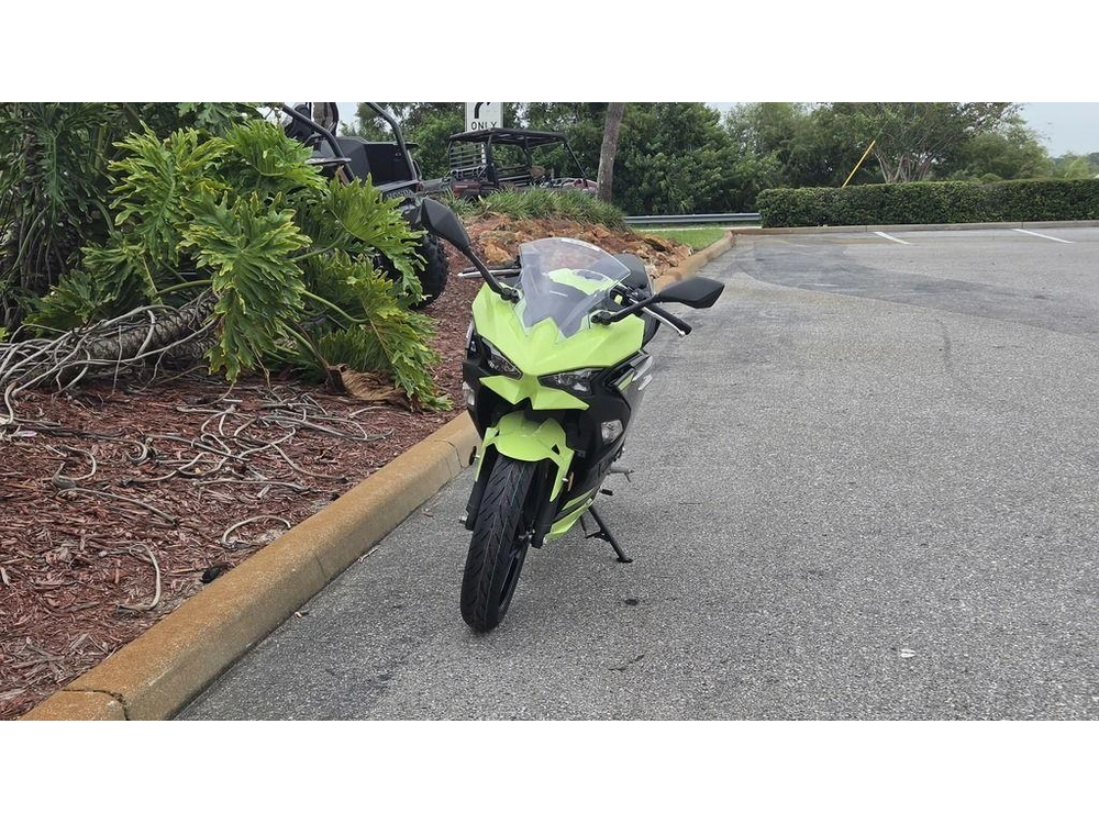 2026 Kawasaki Ninja® 500 Abs Metallic Yellowish Green/ebony