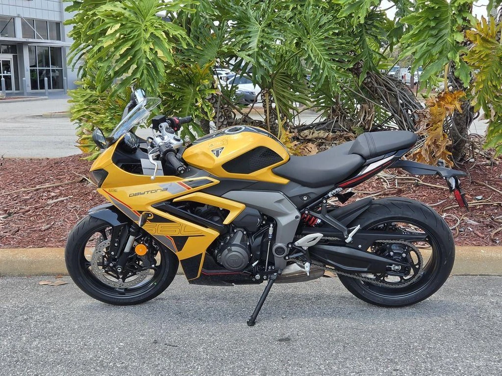 2026 Triumph Daytona 660 Cosmic Yellow / Sapphire Black