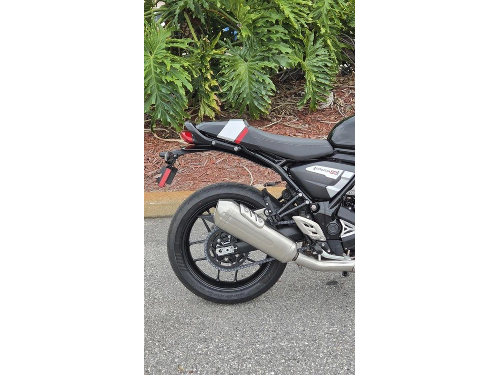2026 Triumph Thruxton 400 Phantom Black / Aluminium Silver