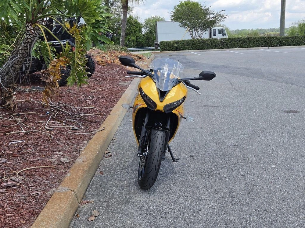 2026 Triumph Daytona 660 Cosmic Yellow / Sapphire Black