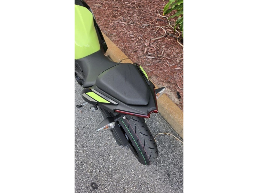 2026 Kawasaki Ninja® 500 Abs Metallic Yellowish Green/ebony