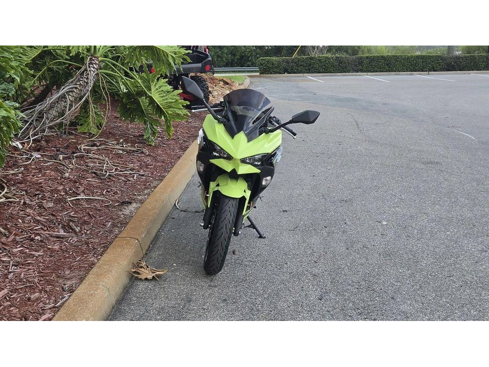2026 Kawasaki Ninja® 500 Abs Metallic Yellowish Green/ebony