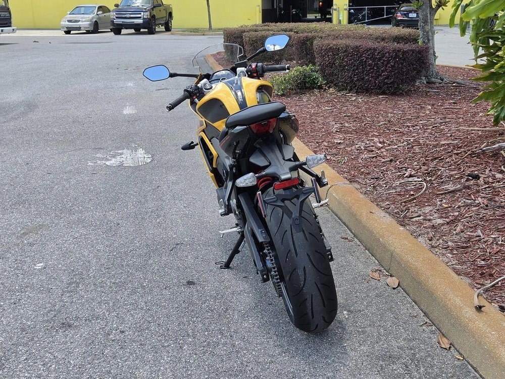 2026 Triumph Daytona 660 Cosmic Yellow / Sapphire Black