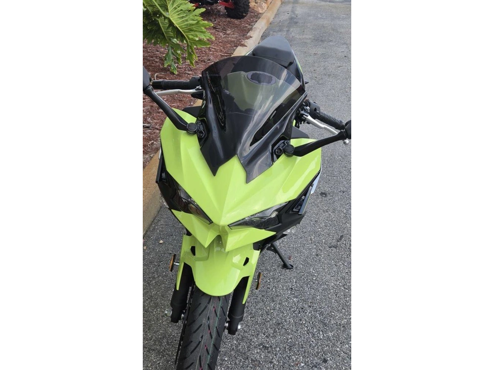 2026 Kawasaki Ninja® 500 Abs Metallic Yellowish Green/ebony