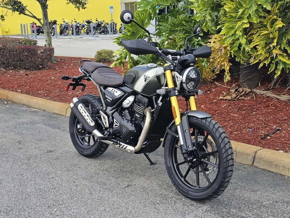 2026 Triumph Scrambler 400 X Matte Khaki Green/matte Fusion White