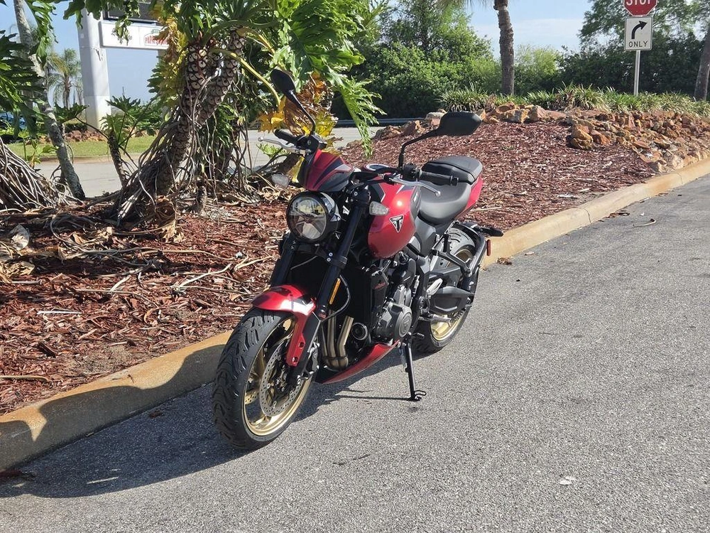 2026 Triumph Trident 800 Carnival Red