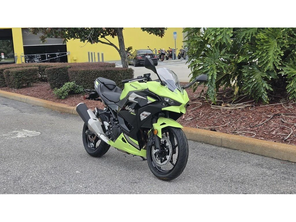 2026 Kawasaki Ninja® 500 Abs Metallic Yellowish Green/ebony