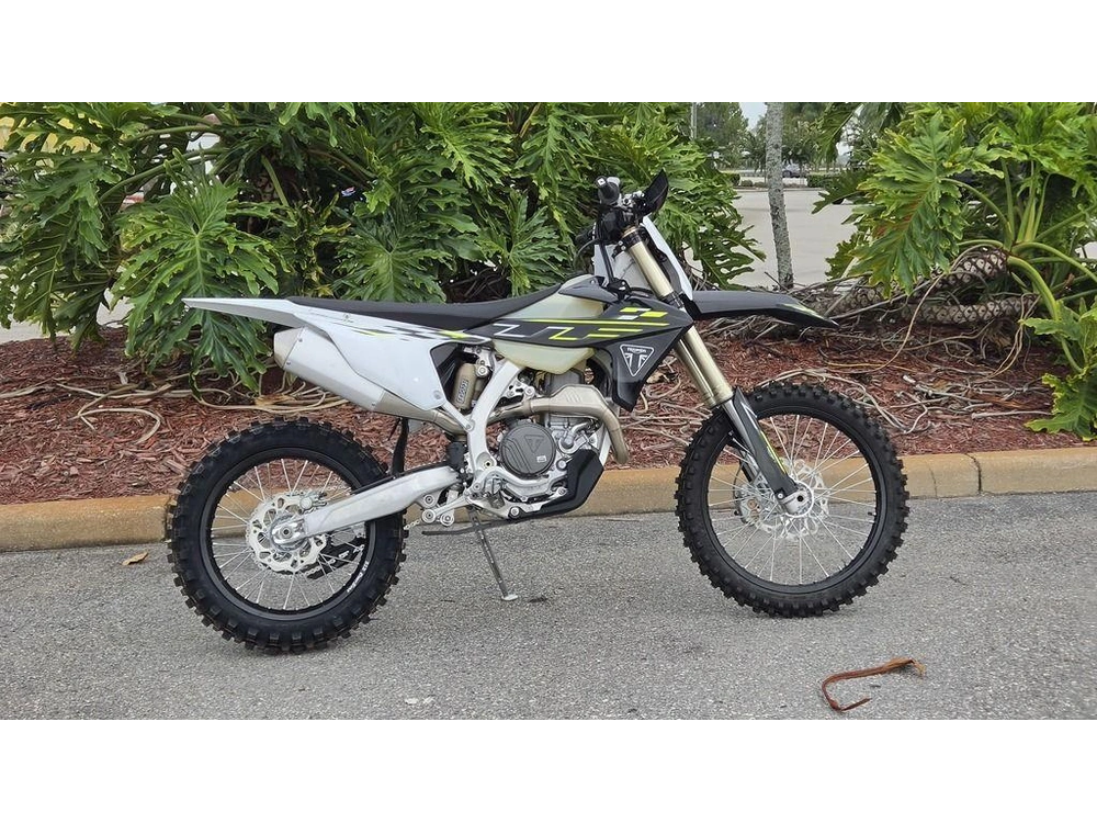 2026 Triumph Tf 450-c Jet Black/ Pure White