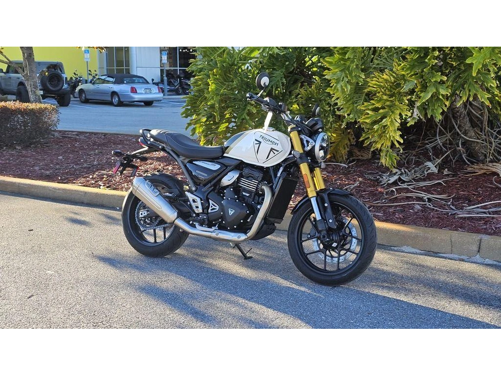 2026 Triumph Speed 400 Pearl Metallic White/phantom Black