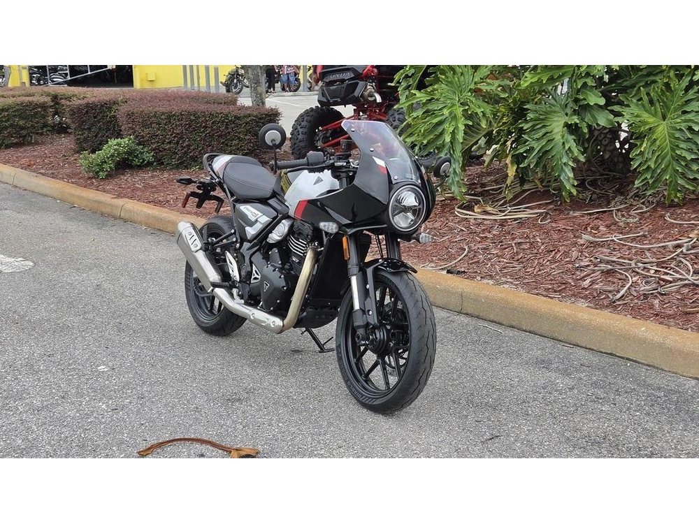 2026 Triumph Thruxton 400 Phantom Black / Aluminium Silver