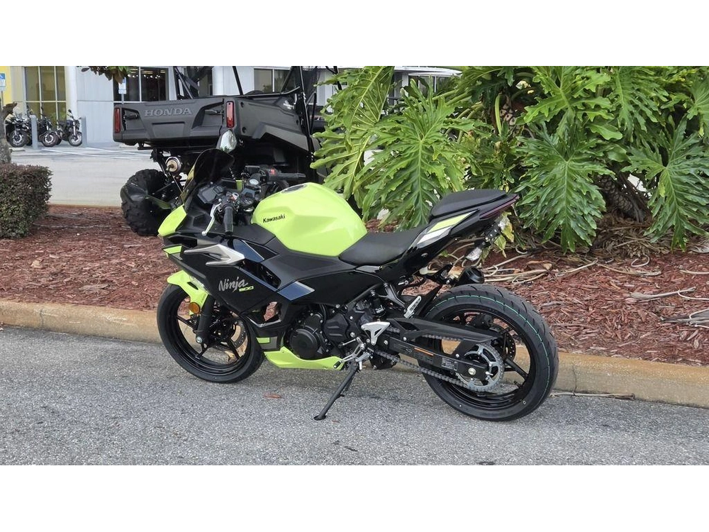 2026 Kawasaki Ninja® 500 Abs Metallic Yellowish Green/ebony